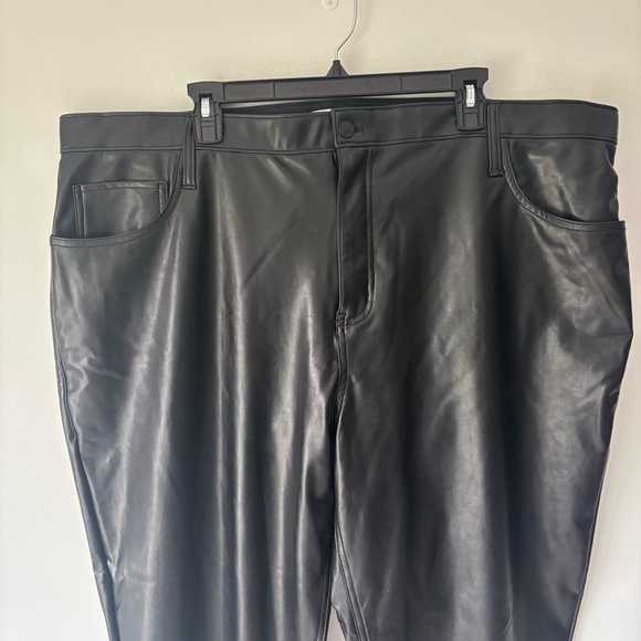 Abercrombie & Fitch The 90s Straight Ultra High Rise Faux Leather Pant Black - Picture 3 of 11